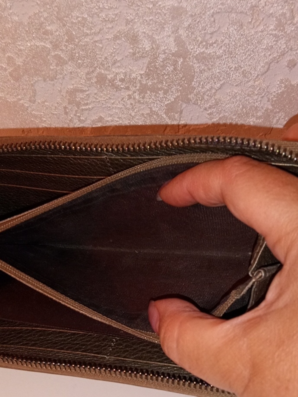 Gucci Metallic Taupe Leather Zip Wallet with Tassel - Picture 6 of 6
